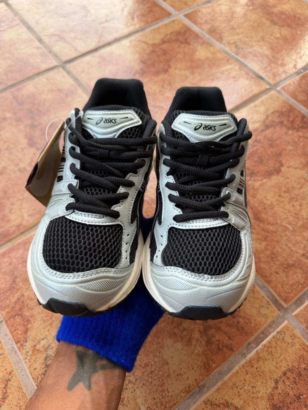 Size 7 Men’s And Women’ 8.5 - Asics Gel Kayano 14 Black and Silver
